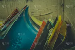 用感光聚合物印刷印版的油墨。装有旧印版的盒子。印刷的房子。有选择性的重点