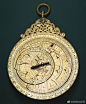 #绘画资料参考# 星盘，是古代天文学家，占星师和航海家用来进行天文测量的一项重要的天文仪器，用途非常广泛，包括定位和预测太阳、月亮、金星、火星相关天体在宇宙中的位置，确定本地时间和经纬度，三角测距等。
从现代的角度来看，也是非常精美的工艺品。