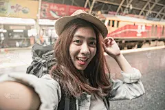 女旅行者背包旅行拍摄自拍照与智能手机在她的暑假。暑期旅游目的地概念。