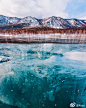 周四早安~分享一组来自俄罗斯摄影师 Kristina Makeeva 镜头下的贝加尔湖，阳光下的冰裂好像巨大的绿松石，实在是美如仙境。年关将至，不知你那里有没有下起雪？@歌手李健《贝加尔湖畔》 K贝加尔湖畔 ​​​​