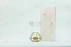 植物浅浮雕野花和墙壁艺术用的蜡烛。3D花石膏装饰。时尚和现代的室内设计。