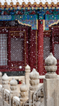 北京皇城，在落雪中沉默，让历史渐渐沉淀。一砖一瓦，一廊一柱，都在诉说着流转数百年的古老故事。(图：故宫博物院)#国史古风#