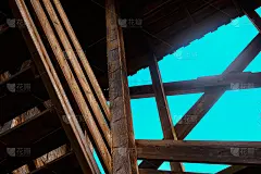白天用旧木板建造的房子
