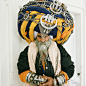 这个是锡克教的武士，叫做“尼昂”（nihang），或者“Akali”（不朽者）的，头上会戴一种黄蓝相间的超巨型头巾，越厉害的武士头巾越大，可以有几十斤那么重。

我就是觉得很好玩，它们头巾上到处戴的那个标志，叫做“坎达”（Khanda ），竟然可以写出来的，“☬”，UNICODE编码是“U+262C”，从形象上 ​​​​...展开全文c