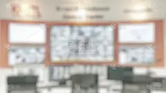 闭路电视监控房间模糊背景与模糊多摄像头监控保安网络系统，用于商业、商店或办公楼的安全
