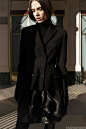 Dior Pre-Fall 2012 Lookbook






















如何在简约的穿着中融入盛装风格，如何在展现优雅的同时又不会over-dressed，Christian Dior绝对是各种高手。2012早秋系列，Dior带给我们一如既往的法式风情，那种略微复古的鲜明轮廓，绸缎面料或是蕾丝点缀都运用得恰到好处，美得低调，却不容忽视。

(22张)