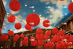 一串红灯笼挂在绳子上