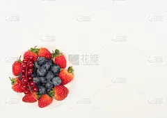 各种新鲜的夏季浆果:草莓，加仑子，蓝莓在白色的背景白色盘子。夏天时间概念。维生素，健康饮食，收获。有