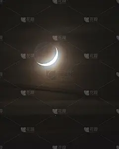 阴历月穿过云和星星