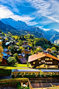 Wengen, Swiss Alps,Switzerland。瑞士温根(文根)，坐落在瑞士劳特布鲁嫩的高地山谷上，海拔1275米，是阳光充足、视野相当辽阔的一个小镇。 这里有着许多漂亮的小旅馆，在这里可以清晰地望见不远处白雪覆盖的阿尔卑斯山脉。 温根充满阿尔卑斯风情的同时，还有一个特别之处，就是整个小镇里没有机动车辆，主要交通工具是自行车。因此，小镇保留着古朴传统的气息，十分安详纯净，是适宜全家旅行的度假胜地。 #美景# #国外# #街景#