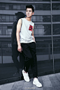 #乔振宇#推出了一组时尚街拍，一反古装剧中“翩翩公子”的形象，化身为动感潮男！喜欢这位儒雅又百变的帅蜀黍吗？