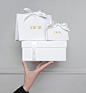 L'art d'offrir Dior : la tradition et le savoir-faire du cadeau | DIOR : Découvrez l'art d'offrir Dior et chaque détail qui rend unique un cadeau Dior : coffret cadeau, échantillons offerts, mot personnalisé et bien plus encore