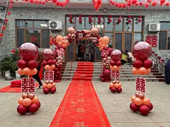 宜春自建房庭院结婚三件套布置 小预算满满的仪式感 气球拱门、气球立柱、地爆球、 快过年啦当然红色是婚礼的主旋律啦#自建房结婚布置 #气球拱门布置 #小预算婚礼布置 #气球布置 - 小红书