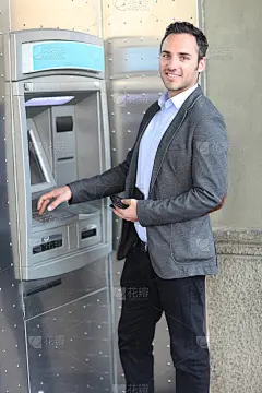 自动取款机旁的人