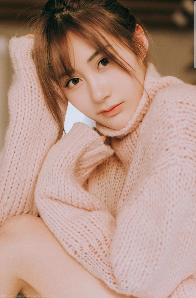 红色毛衣女孩