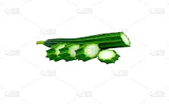 新鲜草本绿色切片，切成半角丝瓜或针叶蔬菜药草长大小形状。孤立的白色背景与剪辑路径。泰国素食。