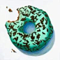 被咬了一口的甜甜圈，来自画家 Terry Romero Paul.