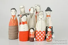 ETSY 上卖家 Timohandmade 做的家族主题手工布偶～上面是彩色版，还有黑白版。可爱吧