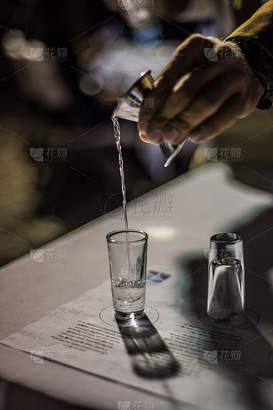 在墨西哥的一场活动上斟酒。Mezcal,龙舌兰酒品尝。