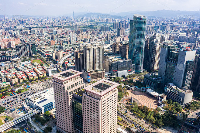 台湾新北市- 2020年2月1日:这是新北的板桥区，可以看到许多新建筑，中心的建筑是板桥站，新北市的