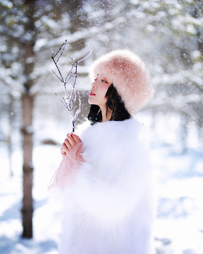 冰雪中的童话世界 雪山中的旋转木马 短暂...