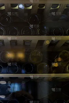 酒庄里摆放着不同的酒瓶