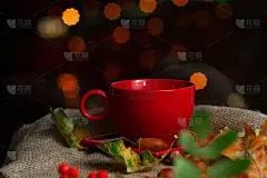 红杯茶托，背景为白竹，有橡子、秋叶和花楸果
