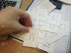 学习泰语和字母的概念。男手里拿着名片上的信。