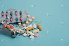 采购产品彩色药丸，药片和胶囊为药房和药品水泡，与一个注射器。健康医学理念。蓝色背景。