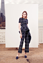 Oscar de la Renta Pre-Fall 2018 Fashion Show : The complete Oscar de la Renta Pre-Fall 2018 fashion show now on Vogue Runway.