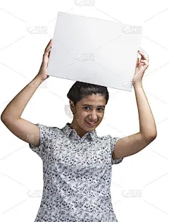 穿着衬衫的少女指着广告牌