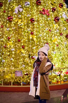 还记得那天你的妆容和本来就可爱的脸蛋，霓虹灯在下雪的夜里也比不上你好看的模样，平安夜的许愿，果然还是希望未来以后的日子一直都有你。——爱语心萌16.12.23#心萌心语##圣诞节##唯美##人像##摄影##小清新##美女##唯美图片##壁纸#