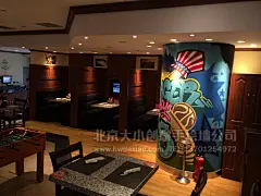 具有多重时尚元素的涂鸦手绘墙壁画，越来越受到大众的喜爱，靓丽的色彩，活跃的造型，还有一些绘制者精心准备的小细节，都是涂鸦墙绘从街头文化走向大众文化不可缺少的因素。如今，涂鸦墙绘已经走进餐厅，作为手绘墙装饰，涂鸦墙绘起到了吸引顾客的重要作用。
大小手绘，您身边的墙绘壁画专家！更多客户详情请点击&gt;http://www.hwdaxiao.com