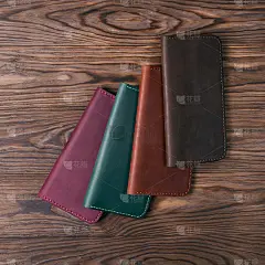 四个手工皮革门monnaie木制纹理背景。从上到下的视图。奢侈饰品的库存照片。