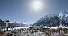 西藏然乌湖国际自驾与房车营地 / 小隐建筑_橘子娱乐 : 西藏然乌湖国际自驾与房车营地 / 小隐建筑营地位于然乌湖拉热村，北侧318国道蜿蜒而过，南侧然乌湖如梦幻之境，是自驾旅行者观赏然乌湖美景的最佳停驻点。地势相对平缓、开阔，景观视野绝佳。湖边绿草茵茵、古树婆娑，山腰青松摇曳、杜鹃烂漫，山顶皎洁莹蓝、云浮玉色。|我们搜集了观众对《西藏然乌湖国际自驾与房车营地 / 小隐建筑》的个吐槽，想看更多这样的文章，尽在橘子娱乐官方网站。