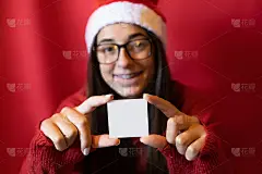 空圣诞模板促销广告。小女孩带着空卡片为圣诞节定制。