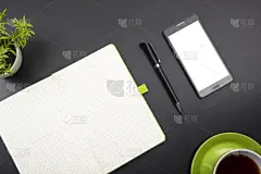 空白的名片，智能手机或平板电脑 pc、 花和笔在办公室桌子上表顶部查看。公司的文具品牌模拟