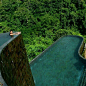 巴厘岛乌布空中花园酒店Ubud Hanging Garden Bali被茂密的原始森林和梯田所包围，建在一座小山上，可谣望AYUNG河的美景。共有30间deluxePoolVillas，6间deluxeSuitePoolVillas，2间2-bedroomFamilyPoolvillas。这些别墅都以传统巴厘式风格装修，有独立的泳池，茅草顶，非常有山野之趣。@收藏到花瓣