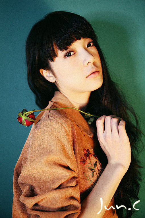 我眼里最美的爱情，是旁若无人的帮对方弯腰...