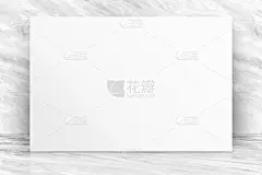 空白长白纸海报在豪华白色光滑大理石墙壁和地板，模拟模板添加您的内容或设计，业务演示。