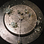 工艺品｜太阳系仪（Orrery）是一种机械设备，以日心说的模式来表现太阳系中行星和月亮的相对位置和移动。通常都由一个巨大的发条装置驱动，一个放在中间的球代表太阳，每个支架后面各有一个代表行星的球。