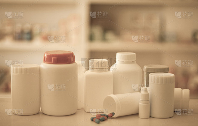 药品瓶子和药丸的组成与药店货架的背景