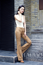 李沁身着
H&M 2015早秋系列女装演绎街拍大片
优雅帅气呈现完美复古范！
2015年的秋天，H&M将再掀这股Vintage热潮，携手李沁重塑优雅与不羁并存的70年代风格！