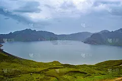 天湖位于中朝边境的长白山(白头山)山上