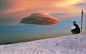美国夏威夷莫纳克亚山（Mauna Kea）的一团荚状云。荚状云因其酷似飞碟的形状在 UFO 信徒中非常受欢迎。这种透镜状的云一般见于高海拔的地方，通常是在潮湿空气越过山脉，在下降时被绝热地受热（也就是没有任何热能转移）时形成。这种云层的形成取决于风速和山的形状。恒风会产生非常稳定的云层，云的这种形状能在相当长的一段时间内保持不变。