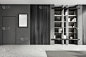 豪华明亮的客厅内部家具和灰色的门，在住宅公寓。设计和建筑的现代概念。书架利基。在墙上模仿海报。