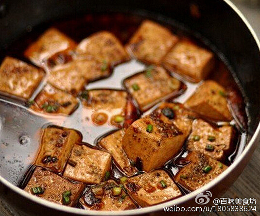 【孜然麻辣豆腐】1.豆腐焯水捞出2.生粉...