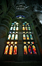 西班牙巴塞罗那高迪风格圣家堂——天主教教堂彩色玻璃窗