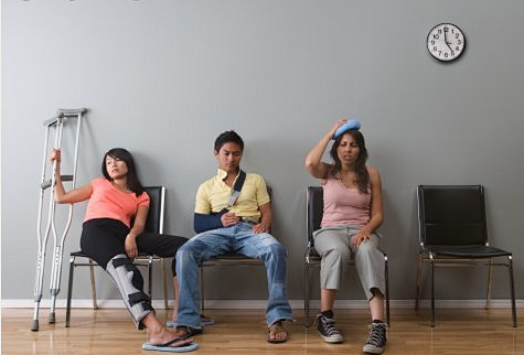 【扭伤】
在扭伤发生的24小时之内，尽量...