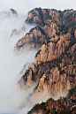 黄山风景区。黄山是一处全天候、四季可看的理想景观，集泰山之雄伟、华山之险峻、恒山之烟云、庐山之飞瀑、雁荡之巧石、峨嵋之秀丽于一体，尤以“奇松、怪石、云海、温泉、冬雪”#黄山五绝#闻名天下，是国家5A级风景名胜区，#世界自然和文化双遗产#地，已成为全人类的瑰宝。黄山四季景色各异，晨昏晴雨，瞬息万变，日出、晚霞、云彩、佛光和雾凇等时令景观各得其趣。春（3-5月）观百花竞开，松枝吐翠，山鸟飞歌；夏（6-8月）观松、云雾及避暑休闲；秋（9-11月）观青松、苍石、红枫、黄菊等自然景色；冬（12-2月）